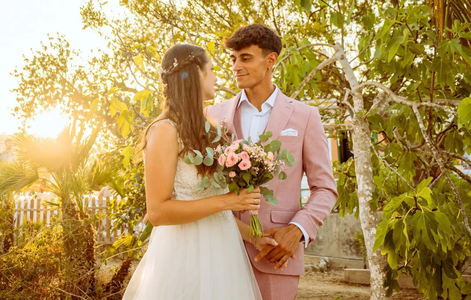 Raquel y Pablo el día de su boda en Mallorca, con el ramo