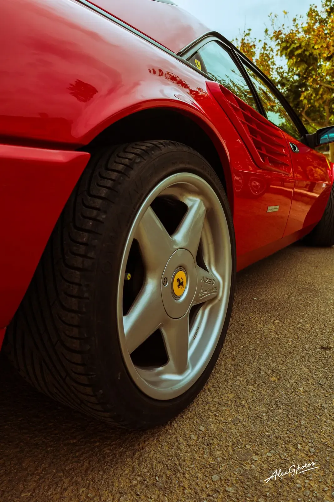 Un Ferrari rojo en un evento de coches en Binissalem